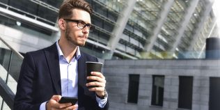 Cât te costă, de fapt, o zi obișnuită în România, de dimineața până seara, dacă mergi zilnic la serviciu. Calcul complet de la cafea la transport