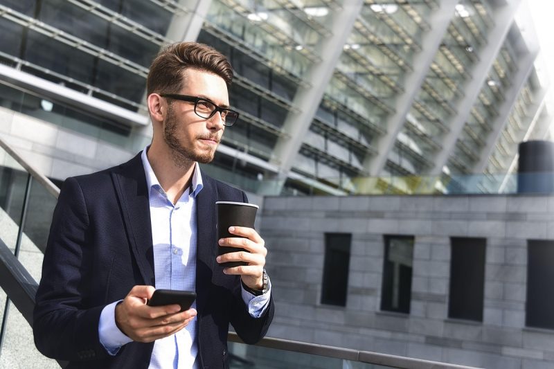 Cât te costă, de fapt, o zi obișnuită în România, de dimineața până seara, dacă mergi zilnic la serviciu. Calcul complet de la cafea la transport