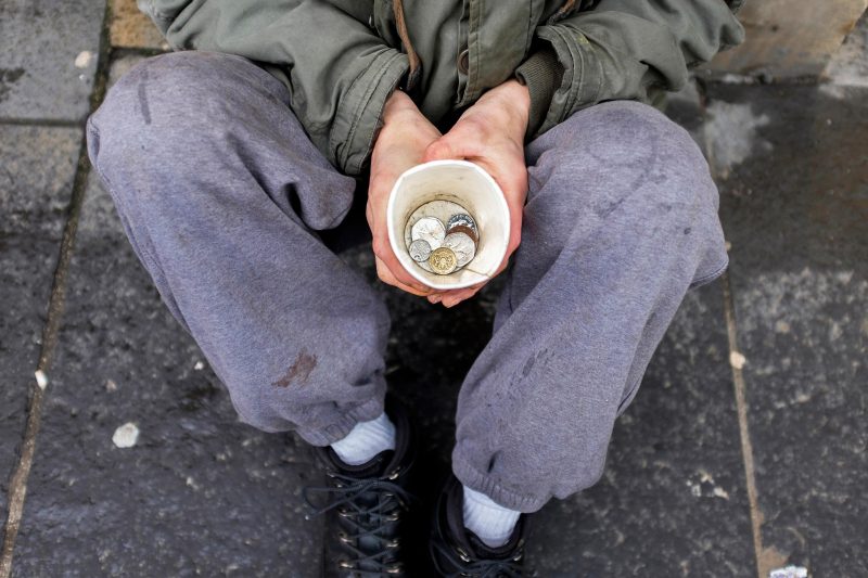 Câți bani face pe oră un cerșetor în București în 2026. Poliția Locală Sector 6 a dezvăluit cât se poate câștiga din milă