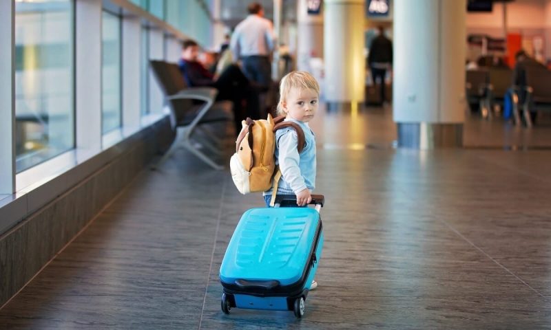 Ce documente trebuie să ai când călătorești cu copilul în străinătate