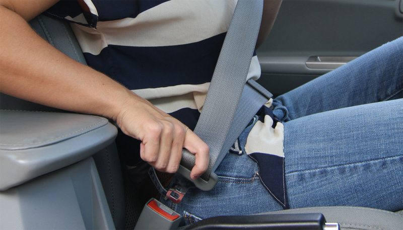 Ce riști dacă nu porți centura pe bancheta din spate. Ce prevede Codul Rutier 2026