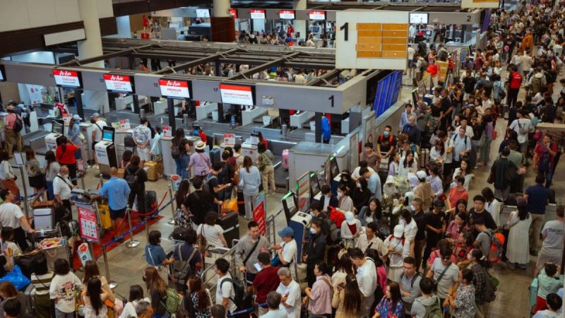 Ce spun românii blocaţi în Dubai despre situaţia reală. Reacţia autorităţilor de acolo: “Sunete de explozii îndepărtate”