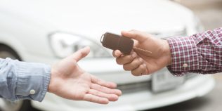 Ce taxe trebuie să plătești dacă vinzi o mașină în 2026. Ce obligații fiscale apar după tranzacție