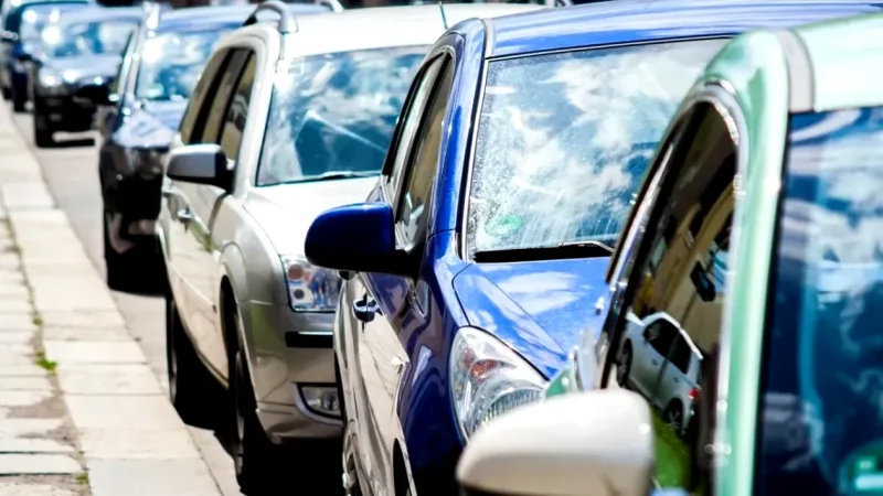 Ce trebuie să ai obligatoriu în mașină în 2026, potrivit Codului Rutier. Lista echipamentelor esențiale pentru situații de urgență