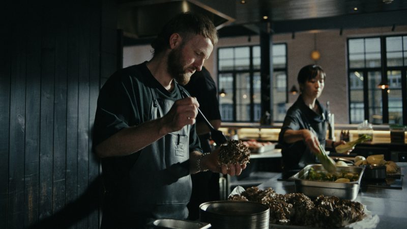 Change Drivers revine cu un episod despre risipa alimentară: chef Douglas McMaster explică de ce mâncarea nu ar trebui irosită