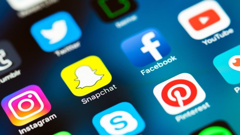 Cum este corect: rețele de socializare sau rețele sociale? Mulți folosesc greșit termenul