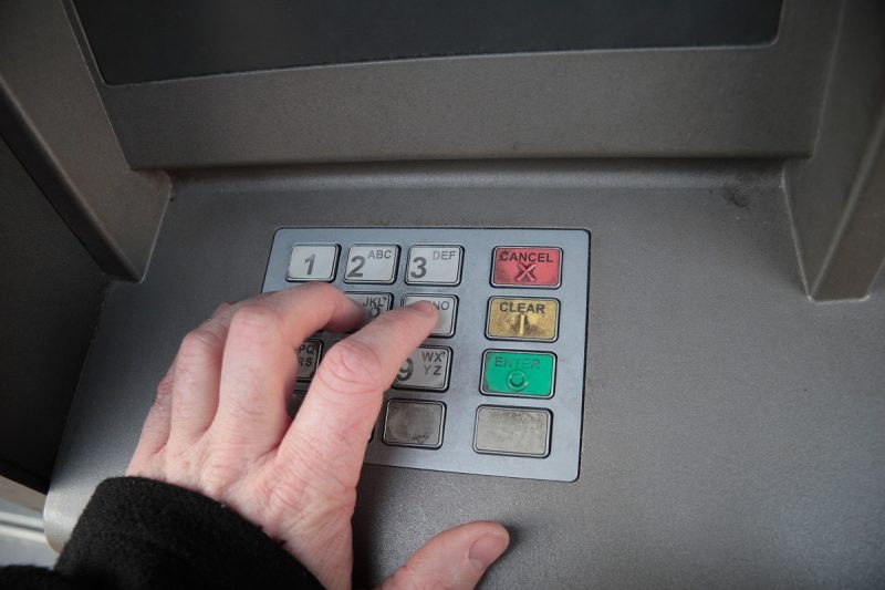 Cum funcționează metoda „firul invizibil” la bancomate. Hoții îți pot afla PIN-ul în câteva secunde