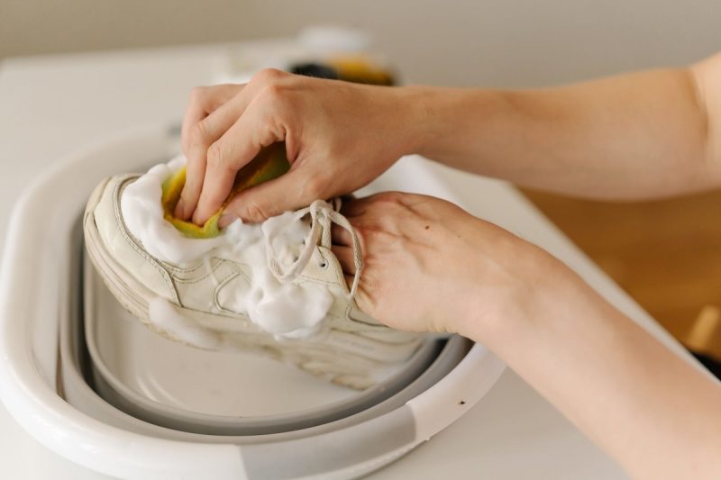 Cum să cureţi încălţămintea albă rapid – una dintre cele mai căutate informaţii pe Google. Trucul primăverii 2026 pentru pantofi sport ca noi