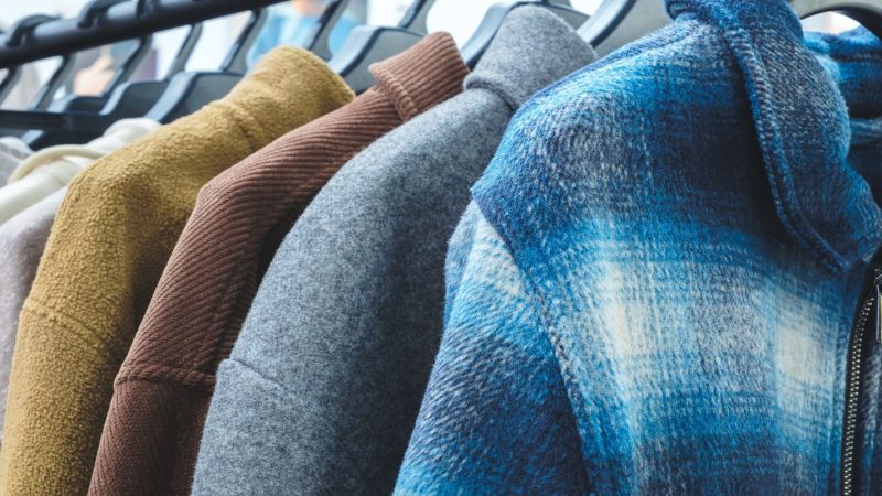 Cum să cureți și să depozitezi corect jachetele și mănușile de iarnă. Cele două greșeli pe care să le eviți