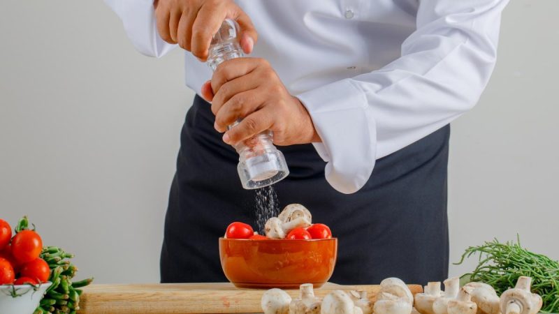 Cum salvezi mâncarea dacă ai pus prea multă sare: trucul restaurantelor de succes