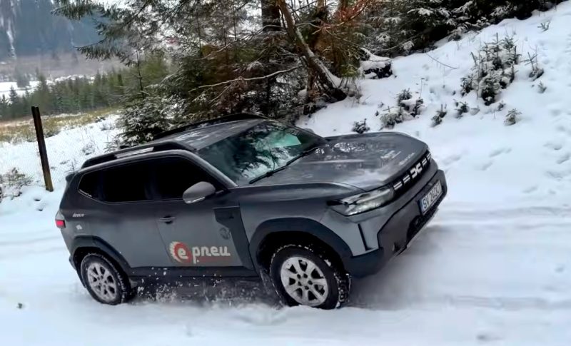 Dacia Duster 4×4, test real pe zăpadă în Carpați: cum s-a descurcat în fața unor offroadere japoneze celebre VIDEO