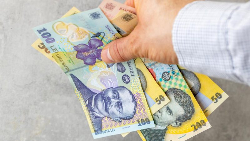 Data la care intră alocaţiile şi pensiile pe card în aprilie 2026. Când aduce poştaşul banii acasă