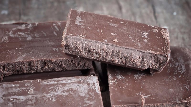 De ce apare acel strat alb pe ciocolată: e semn că s-a stricat sau poate fi consumată