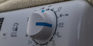 De ce unele haine ies mai curate la 30 de grade decât la 60. Diferența dintre temperaturile de spălare