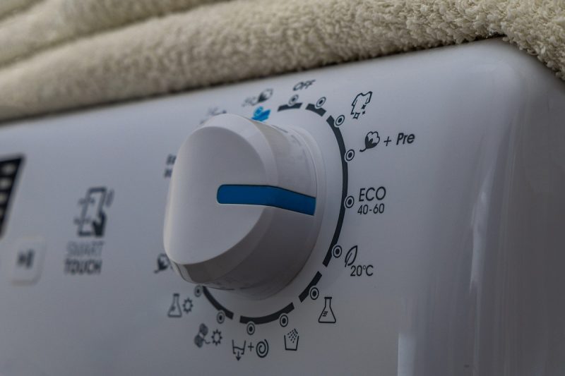 De ce unele haine ies mai curate la 30 de grade decât la 60. Diferența dintre temperaturile de spălare