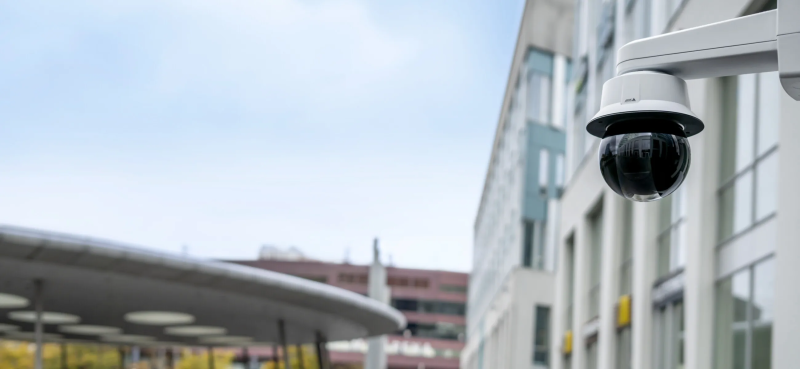 S-a lansat noua cameră PTZ cu inteligență artificială de la Axis Communications: imagini clare în orice condiții de iluminare