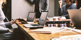 Facultățile din România care aduc cele mai mari salarii după absolvire