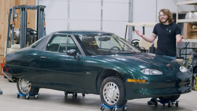 Prima mașină electrică ar fi trebuit să fie distrusă la presă, dar are toate șansele să ajungă din nou pe stradă. Povestea GM EV1