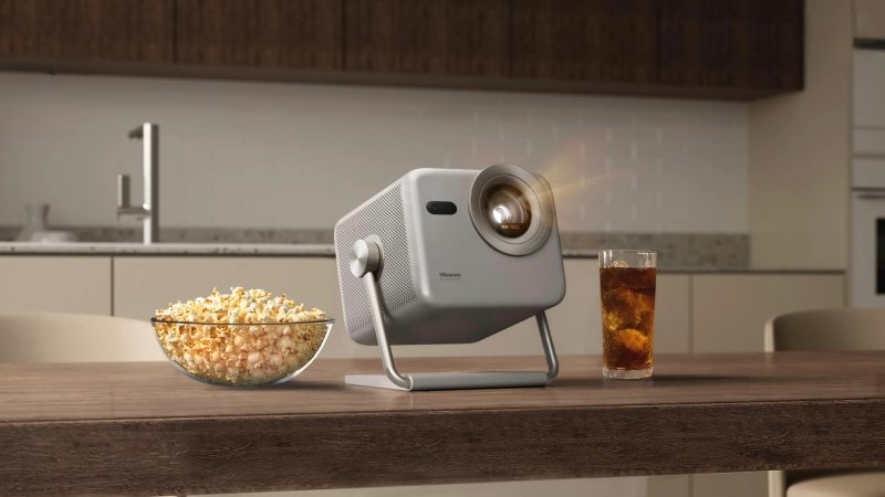 Hisense te ajută să-ți iei cinematograful în vacanță, oriunde te-ai afla. Noul proiector laser M2SE Pro este cel mai mic și mai ușor dotat cu 4K Ultra HD