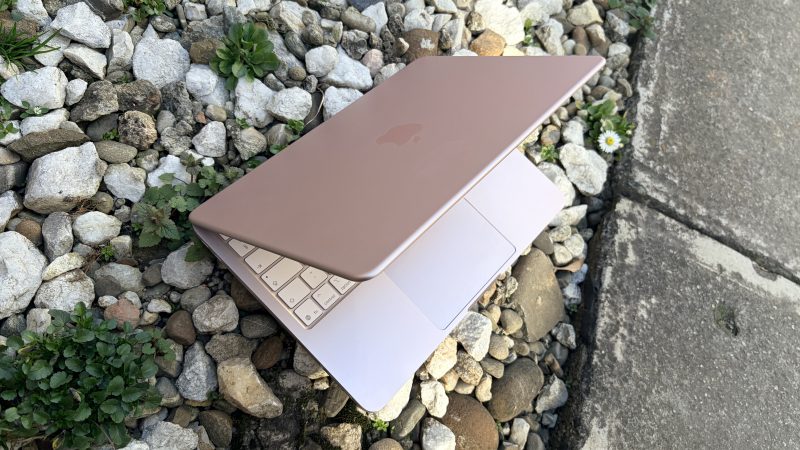 Am testat cel mai ieftin laptop Apple în premieră în România – 5 motive pentru care MacBook Neo te face să renunți la un PC cu Windows