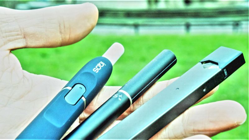 Țigările electrice ar putea fi interzise în mașinile cu copii. Riscurile asociate vapingului vor fi reglementate mai strict