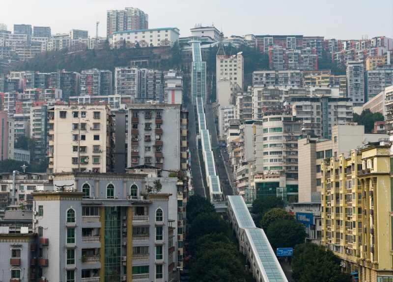 Cea mai lungă scară rulantă urbană din lume are 905 metri și urcă până în vârful unui oraș montan