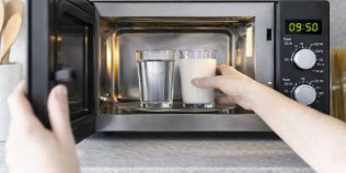 Puțini știu ce risc ascunde încălzirea apei sau a laptelui la microunde