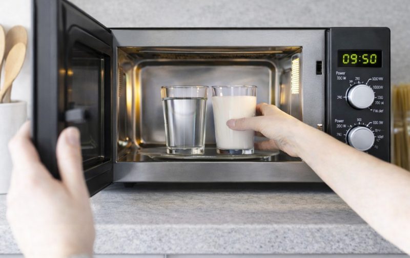 Puțini știu ce risc ascunde încălzirea apei sau a laptelui la microunde