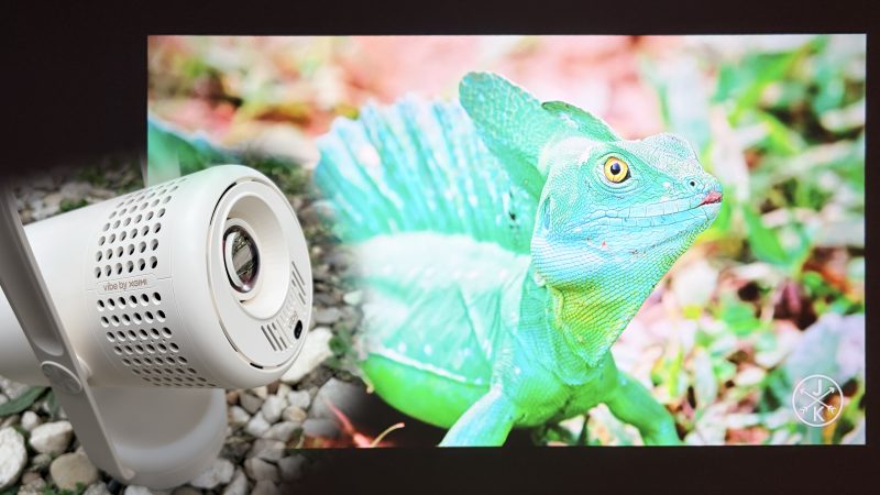 REVIEW XGIMI Vibe One cu baterie integrată – când proiectorul ultraportabil ține loc de boxă Bluetooth și lumină de deșteptare. De ce ar putea fi soluția all-in-one de divertisment la care visai