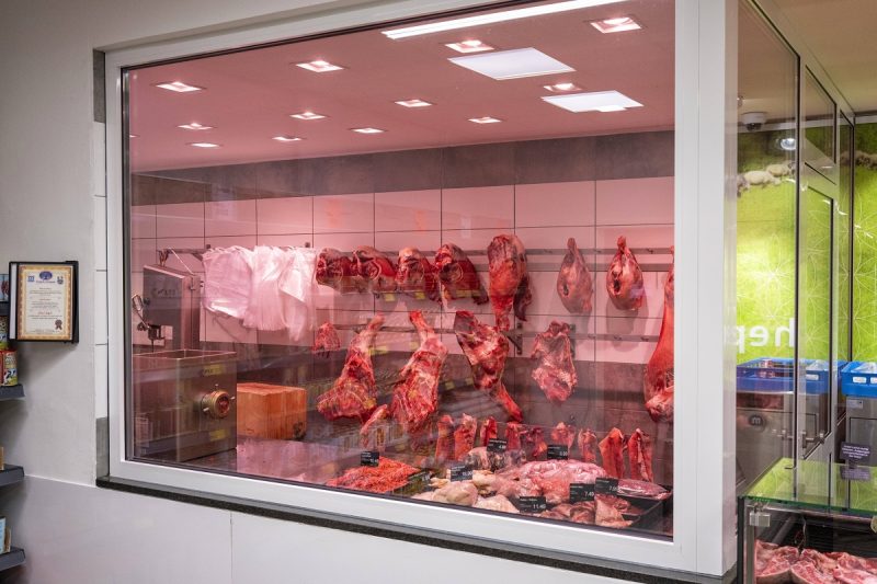 Kilogramul de carne de miel, la preţ record în supermarketuri. Cât costă înainte de Paşte, va fi un lux pe masa de sărbători