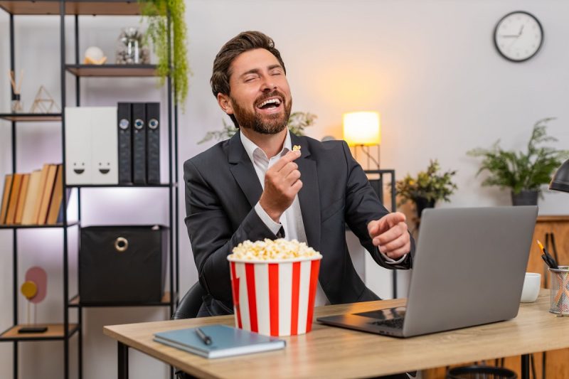 Locuri de muncă liniștite, ideale dacă vrei să lucrezi și după pensionare. 8 joburi ușoare și bine plătite