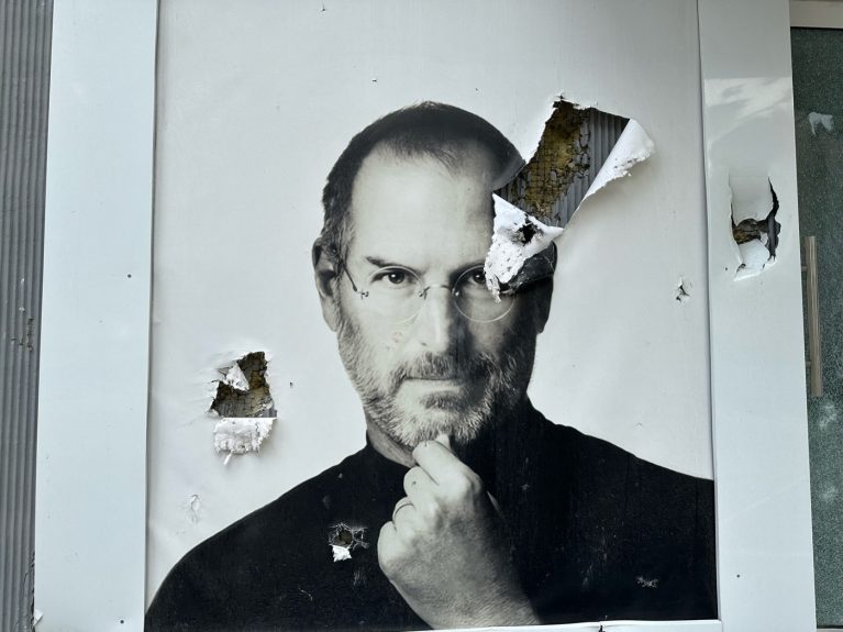 Steve Jobs „bântuie” chiar și astăzi ședințele Apple: metodele lui, adesea considerate prea dure, încă folosite în companie de urmașii săi