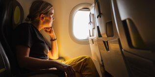 Motivul pentru care ferestrele avioanelor nu sunt aliniate cu scaunele. Motivul este financiar