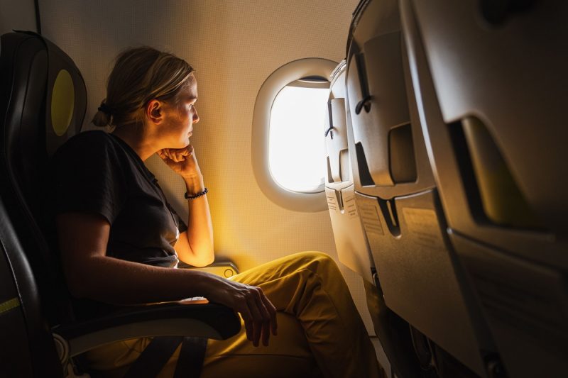 Motivul pentru care ferestrele avioanelor nu sunt aliniate cu scaunele. Motivul este financiar