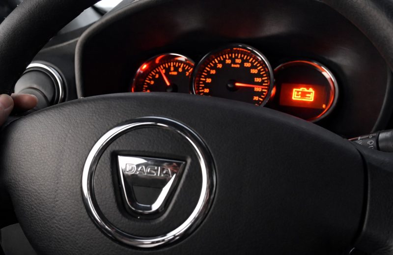 Dacă se aprinde acest martor în bordul mașinii, oprește imediat, avertizează mecanicii auto