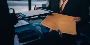 Noi reguli fiscale: autoritățile locale vor avea acces la informațiile notarilor despre case, terenuri și mașini vândute de persoanele fizice