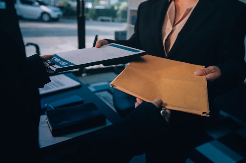 Noi reguli fiscale: autoritățile locale vor avea acces la informațiile notarilor despre case, terenuri și mașini vândute de persoanele fizice