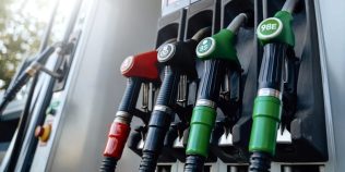 O categorie de români va putea cumpăra motorină cu 4 lei, direct de la pompă. Cum va funcționa măsura