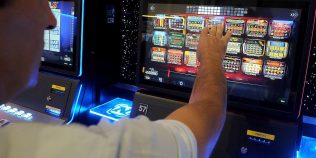 Orașul din România care interzice total păcănelele și pariurile. Alte trei municipii vor aceeași măsură