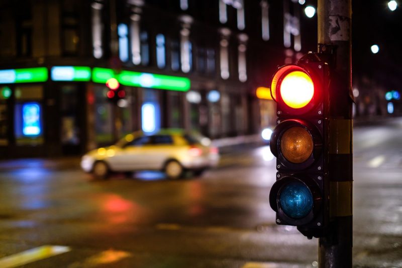 Orașul din România care va avea semafoare inteligente: trec automat pe roșu dacă depășești viteza