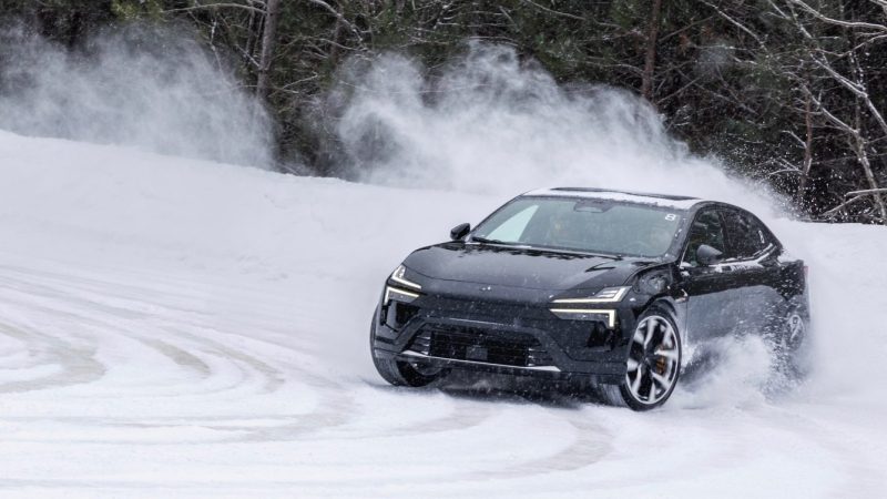 O mașină electrică face spectacol pe zăpadă și nu ai crede. Cum te ajută 544 de cai putere la Polestar 4