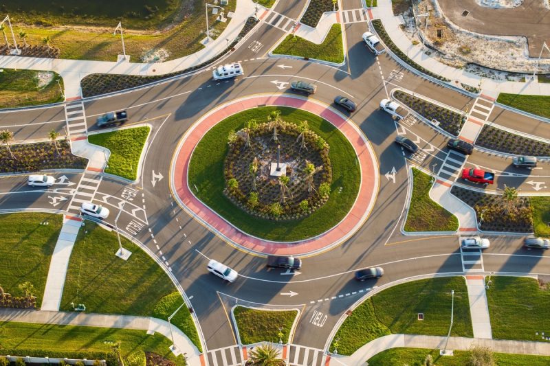 Poţi să faci stânga în sensul giratoriu de pe banda din dreapta? Detaliul din Codul Rutier care te scapă de amendă