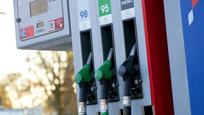 Prețul carburanților, scumpit nejustificat pentru a treia zi la rând în România. Cât costă motorina şi benzina în Bulgaria