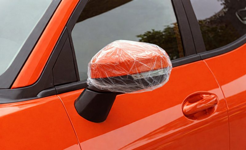 De ce pun tot mai mulți șoferi pungi de plastic pe oglinzile mașinii. Explicația este mai logică decât pare