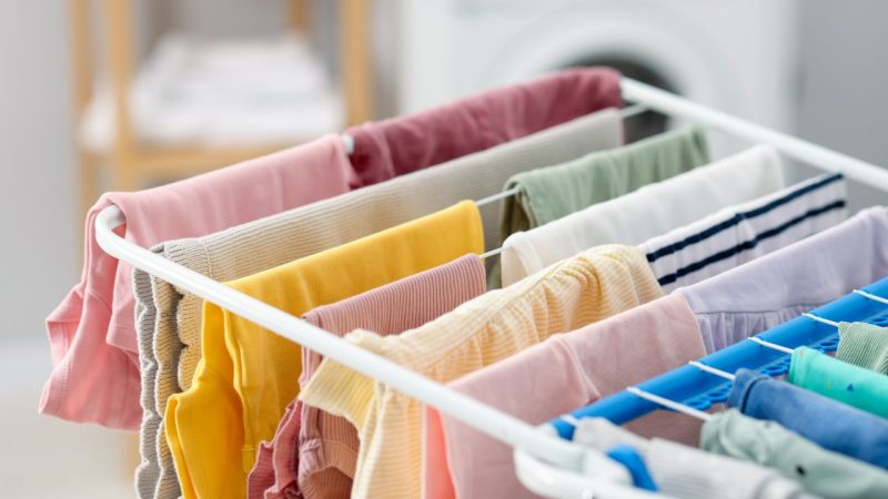 Regula „12:00” pentru uscarea rufelor. Greșeala pe care mulți o fac