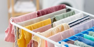 Regula „12:00” pentru uscarea rufelor. Greșeala pe care mulți o fac