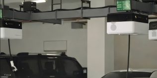 Chinezi au reinventat încărcarea mașinilor electrice cu roboți. Ce se întâmplă în parcarea unui mall