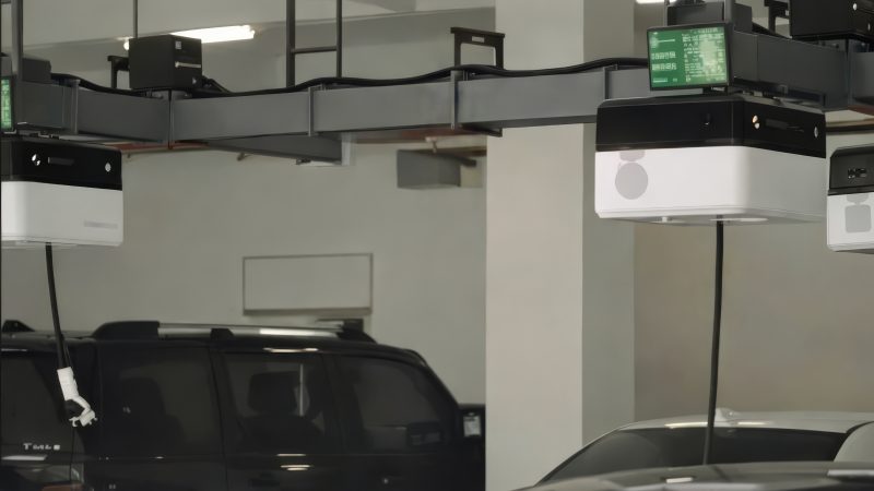 Chinezi au reinventat încărcarea mașinilor electrice cu roboți. Ce se întâmplă în parcarea unui mall