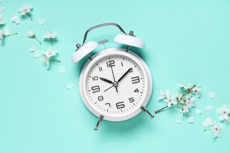 România trece la ora de vară 2026 mai devreme. Când se dau ceasurile înainte