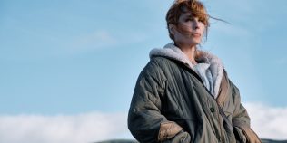 Under Salt Marsh aduce pe SkyShowtime o dramă criminalistică despre secrete, traumă și o comunitate împinsă la limită. Când vezi serialul pe platforma de streaming